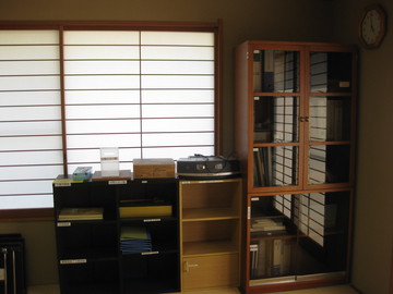 炊事場書庫と日本間茶箪笥の入替によりきれいに整理された書庫・回覧仕分け棚を設置しました。